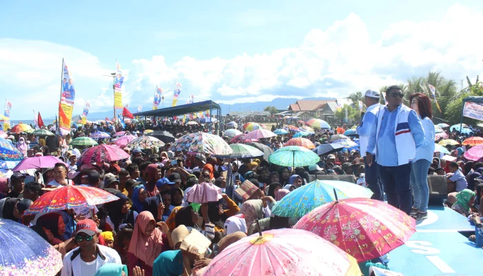 Cuaca Panas Tak Halangi Puluhan Ribu Masyarakat Hadiri Kampanye Akbar HT-Manis