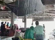 Atap Gedung Pasar Bocor, Pedagang di Kepsul Sambung Hidup dengan Terpal